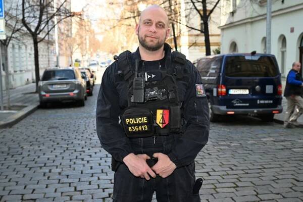 FOTO: Bývalý policista Tomáš Soukup si na něj hraje už jen v televizi. Odešel po skandálu, kdy nezasáhl proti opilému policistovi napadajícímu bezbrannou dívku. Soud ho nedávno v trestní kauze ale nakonec osvobodil. – stránka 16