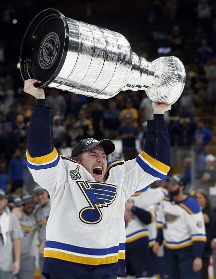 Krušné časy pro Stanley Cup. V poháru pro vítěze NHL bylo jídlo, moč či semínka