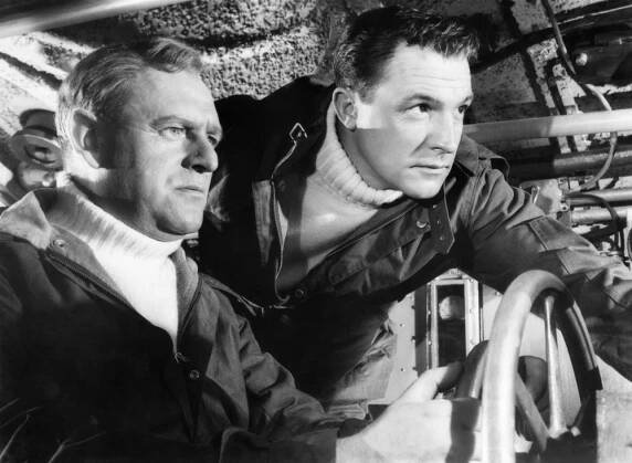 CREST OF THE WAVE, (aka SEAGULLS OVER SORRENTO), Bernard Lee, Gene Kelly, 1954