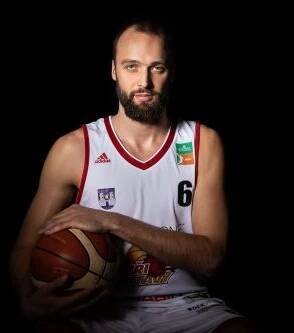 Martin Novák na profilové fotografii s fotbalovým míčem.