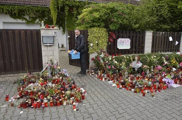 Rychtář nedá Ivetě pokoj ani po smrti. Ukazuje její urnu a udělal si její oltář!