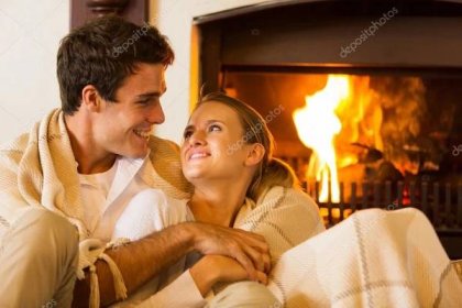 Stáhnout - Krásný pár tráví romantický večer u krbu — Stock obrázek