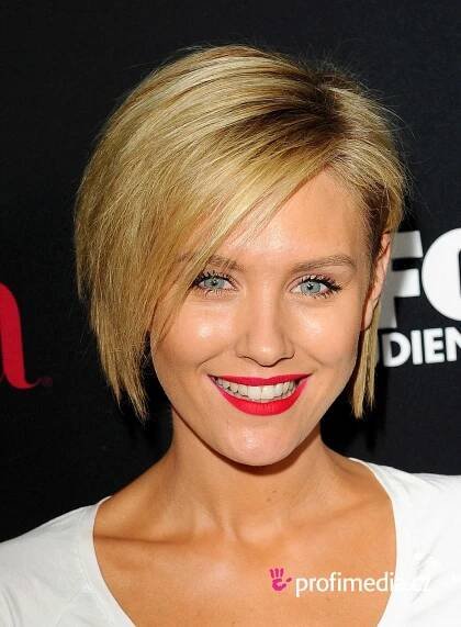 Nicky Whelan - celebrity účes - HappyHair