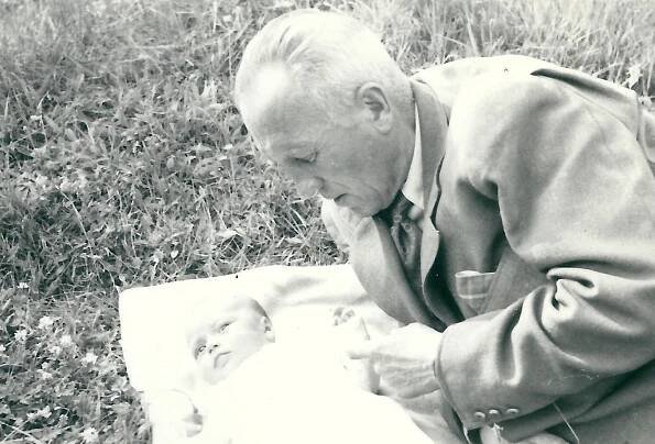 Otec Josef Filip s vnučkou Hankou