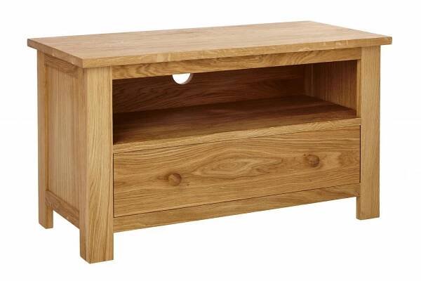 Komoda pod televizi z masivu dubu je ideální volbou pro ty, kdo hledají kvalitní a stylový nábytek do svého obývacího pokoje, ložnice nebo jídelny.