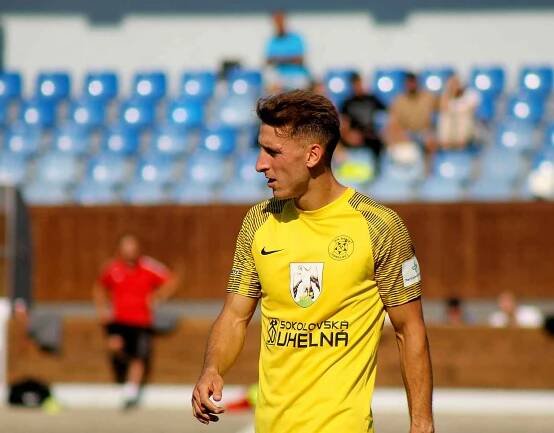 FORTUNA divize A, 7. kolo: SK Petřín Plzeň (na snímku fotbalisté v bílých dresech) - FK Baník Sokolov (žlutí) 1:1 (1:0).