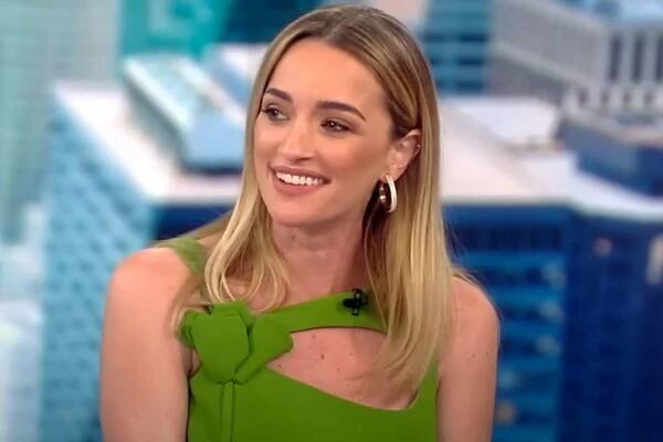 Ginny & Georgia's Brianne Howey Says Her Late Single Mom 'Had to Hustle' — Much Like Her Character