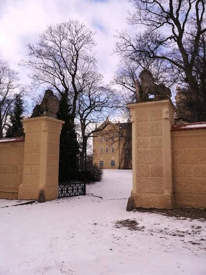 Chyše - brána zámku