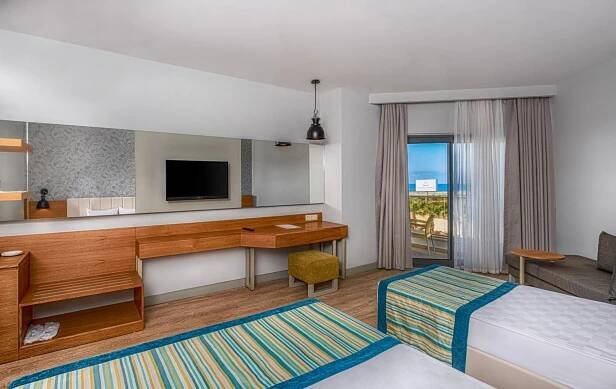 TV a/nebo společenská místnost v ubytování Calido Maris Hotel Ultra All Inclusive