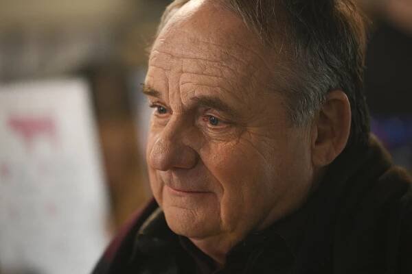 A Million Little Things - Daisy - Z filmu - Paul Guilfoyle
