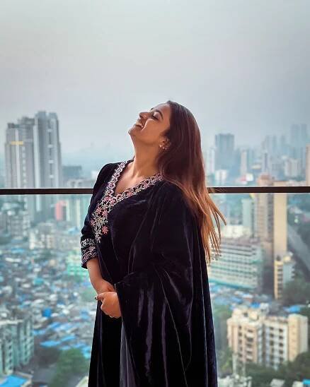 Suhana Khan: Suhuuu Bold Pics in Traditional Black Dress, pics inside