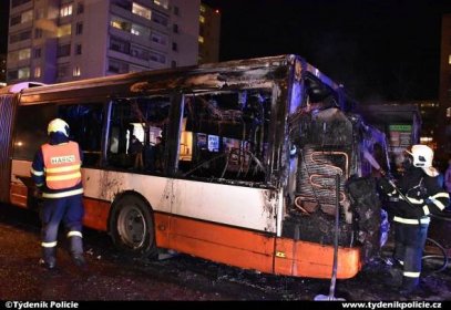 V pražských Letňanech shořel další autobus, policisté museli ulici uzavřít