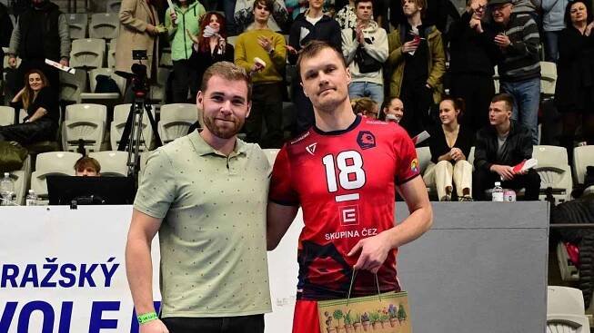 Jakub Janouch přebírá cenu pro MVP z rukou patrona zápasu olympionika Lukáše Helešice.