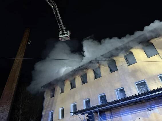 Plameny šlehaly z oken domu v Liberci, hořelo horní patro a střecha