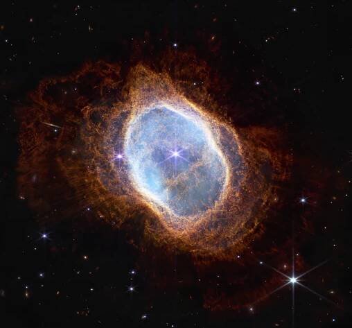 NASA ukázala snímky z teleskopu Jamese Webba. Na tomto je zachycena velmi jasná hvězda uprostřed mlhoviny NGC 3132.