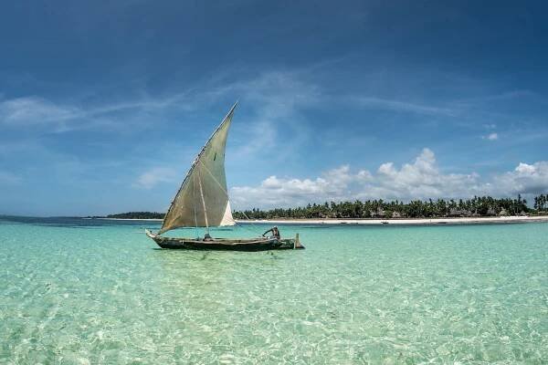 cestování afrika keňa a zanzibar mořská krajina s křišťálově čistou tyrkysovou vodou a tradiční plachta krajina z pláže diani a watamu - kenya coast - stock snímky, obrázky a fotky