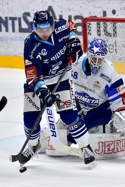 Dynamo uspělo na ledě posledního při nájezdech a jde do čela. Brno přemohlo Vítkovice, Hradec Spartu