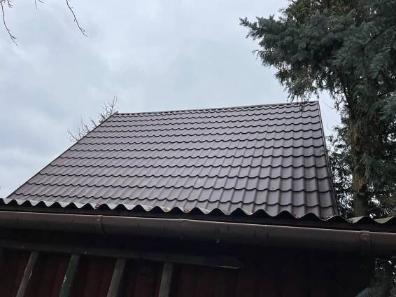 Rekonstrukce střechy na chatě /Plechová imitace tašky, hnědá/ Brno | Oromis s.r.o. | Klempířské a pokrývačské práce