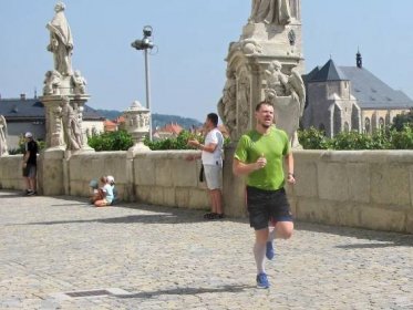 OBRAZEM: Běžci si ve vedru v Kutné Hoře střihli třináctý ročník Dačického 12
