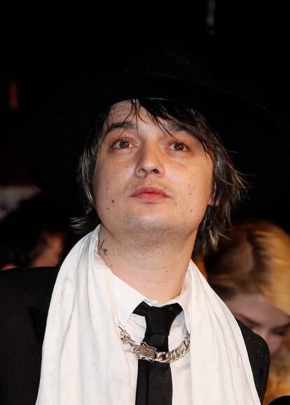 To je hnus! Pete Doherty má koksu plný nos i v Cannes