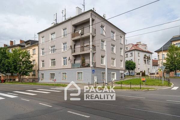 PACÁK REALITY s.r.o. Prodej prostorného bytu 3+1 v historickém domu v centru Olomouce, ul. Štítného