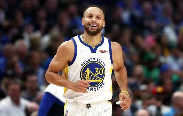 Stephen Curry Nails a 3-Point Challenge During a Family Visit to an Amusement Park