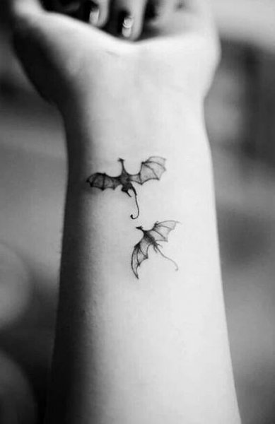 20 Fierce Dragon Tattoo Designs for Women | Dragon tattoo for women, Small dragon tattoos, Dragon tattoo designs