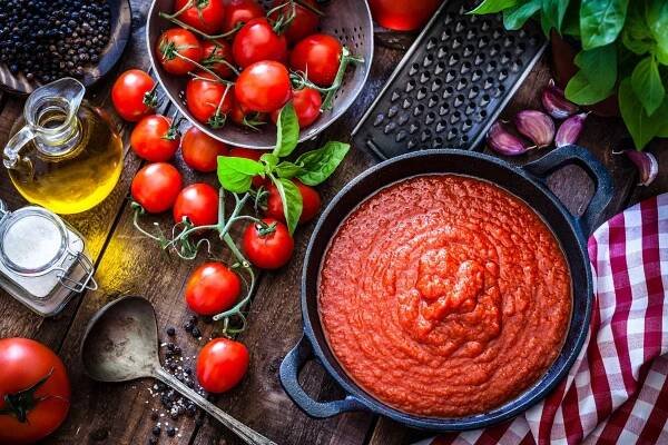 Domácí rajčatová omáčka s bylinkami – recept na těstoviny i pizzu