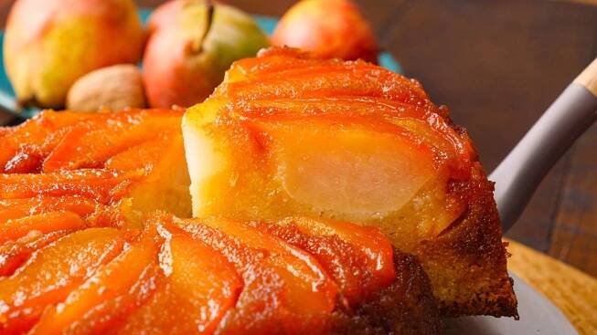 Karamelový koláč s hruškami: Ovocná delikatesa pro každý sladký okamžik - Prima Inspirace