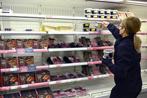 Marks & Spencer v Česku dočasně zavírá obchody. Dodávky potravin z Británie váznou