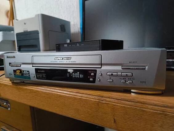 Hifi přehrávač a rekordér VHS kazet Panasonic NV-FJ622 - TV, audio, video