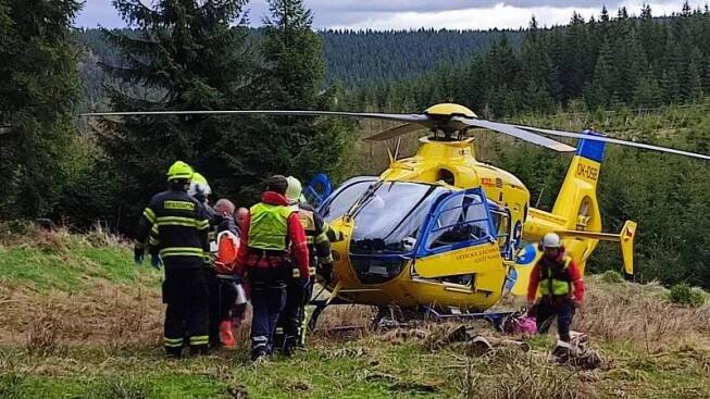 Na dřevorubce v nepřístupném terénu Krušných hor spadla kláda