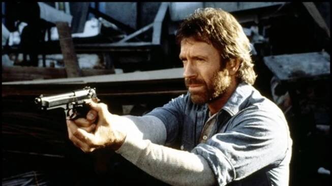 Drsňák Chuck Norris slaví pětaosmdesát. O kultovní hvězdě vznikla řada vtipů