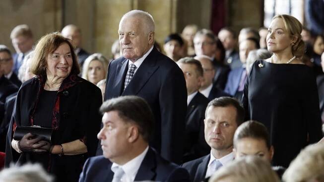Nepochopil situaci a poskvrnil posvátnost chvíle, ztrhal Klausův institut Zemanův projev - Novinky