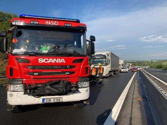 Nehoda na Kladensku: Dálnici uzavřela srážka dvou aut! Zranilo se i dítě