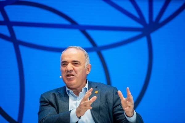 „Nepředstavitelné válečné zločiny.“ Šachový mistr Kasparov ostře o Putinovi a jeho běsnění