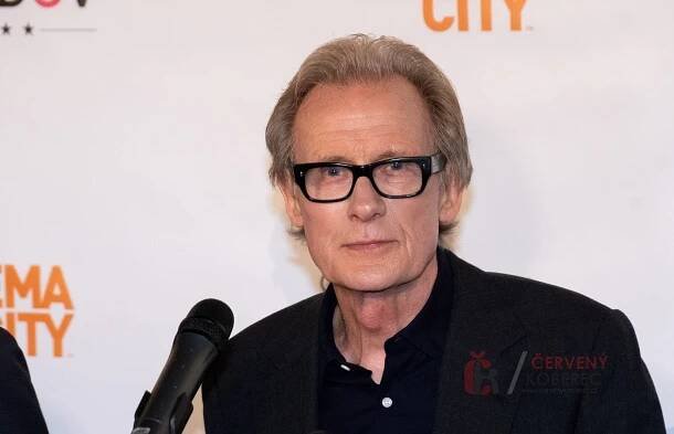 Bill Nighy rozsvítil Vánoce v Centru Chodov ve stylu filmu Láska nebeská | Červenýkoberec.cz