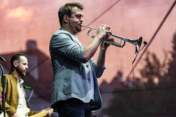 Kapela Jelen zahájila Krumlov Open Air 2024. Zaplnila Pivovarskou zahradu