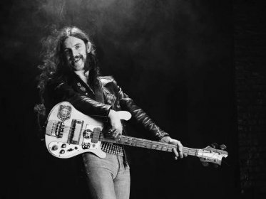 Lemmy Kilmister, British rock bassist and singer with British heavy metal band Motorhead, poses with his bass guitar, circa 1978. (Photo by Fin Costello/Redferns/Getty Images)