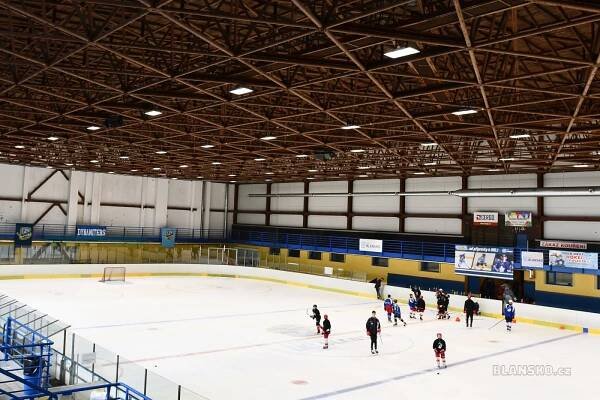 Bruslení v horkém létě? Zimní stadion v Blansku láká na led pod novým osvětlením