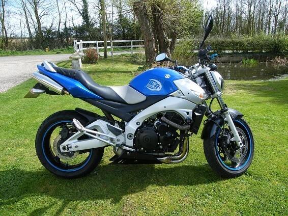 Soubor:Suzuki GSR 600 (2006).jpg
