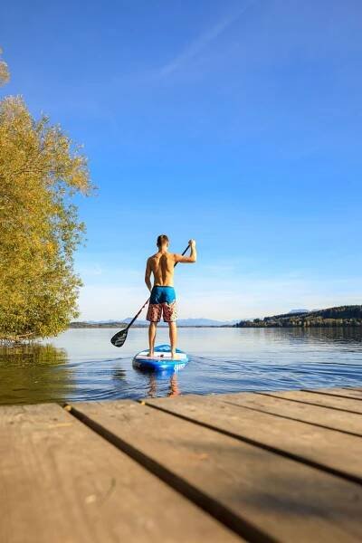 Mann beim Stand-Up-Paddling auf dem Waginger See