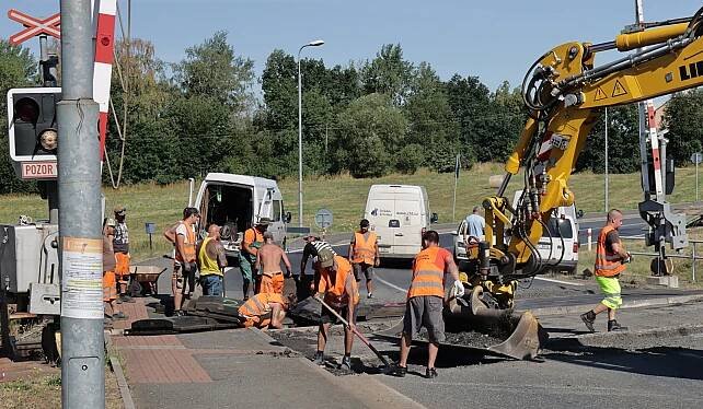 Uzavřeno, objížďka. Chodovou Planou neprojedete, opravují zde železniční přejezd