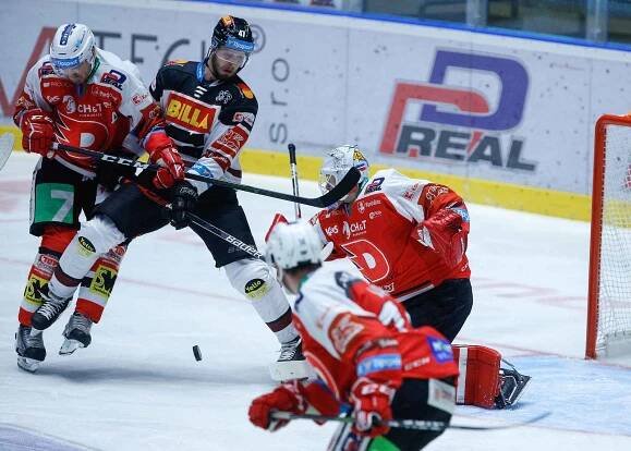 Hokejové utkání Tipsport extraligy v ledním hokeji mezi HC Dynamo Pardubice (v červenobílém) a HC Sparta Praha (ve žlutomodrém) pardudubické enterie areně.