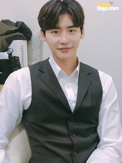 Lee Jong Suck Social media Accounts