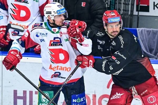 Semifinále TELH 2024/25: Zleva pardubický forvard Daniel Rákos a obránce Hradce Králové Jérémie Blain