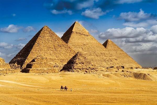 Pyramidy v Gíze patří k největším inženýrským zázrakům v dějinách. Khafreova hrobka uprostřed si stále zachovává část původního vápencového obložení.