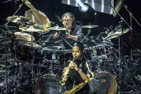Simon Phillips: Protocol V na JazzFestuBrno – Jazz Port.cz