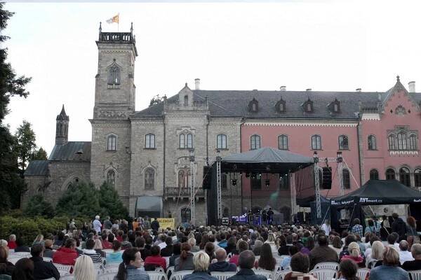 SUZANNE VEGA na koncertě na státním zámku Sychrov. Zpěvačka zde odehrála zhruba hodinu a půl dlouhý koncert ať už za doprovodu kytaristy, kapely nebo sama s akustickou kytarou. Zazněly i její dva největší hity Luka a Tom's Diner.