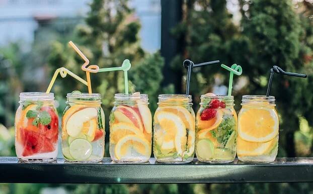 Zpestřete si pitný režim osvěžující domácí limonádou!
